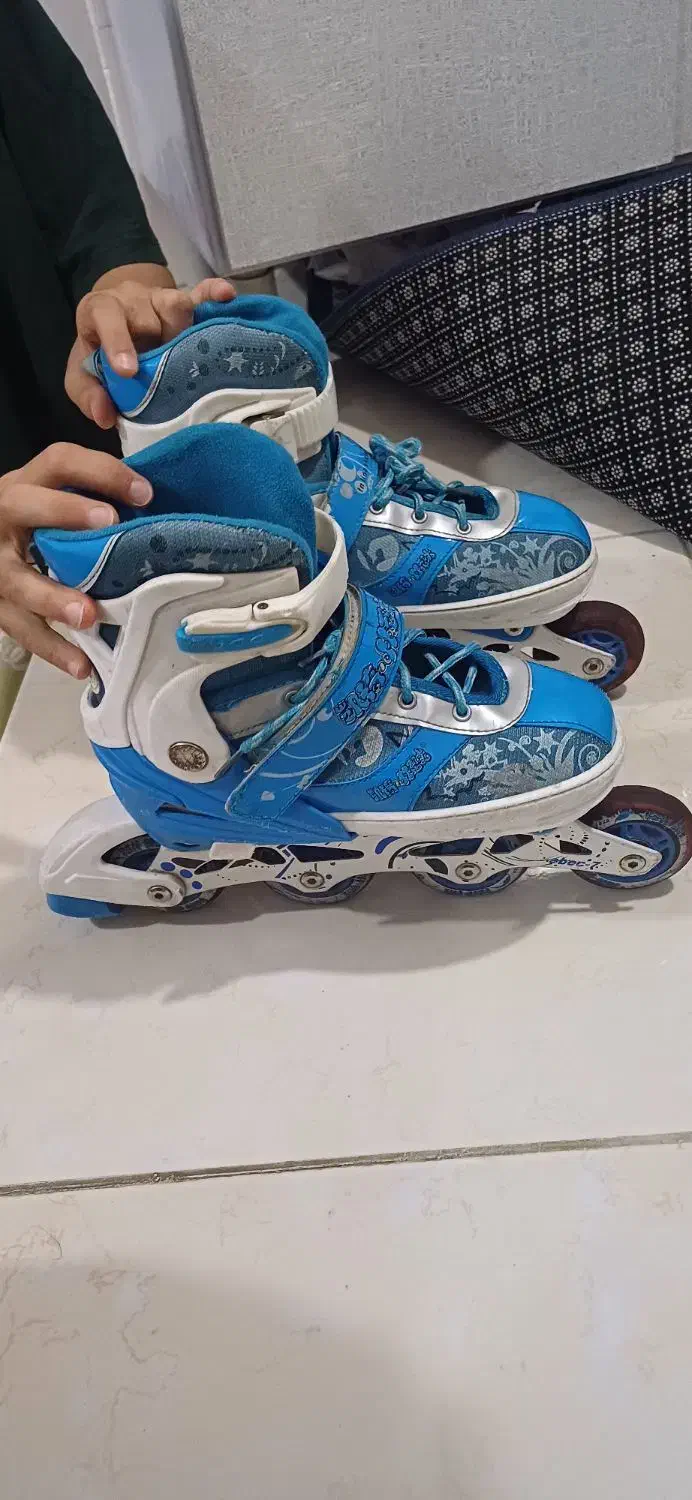 اسکیت کفشی تمام ژله تمام لاستیک هاش چراغ میزنه|دوچرخه، اسکیت، اسکوتر|محمدشهر, کوی بهار|دیوار