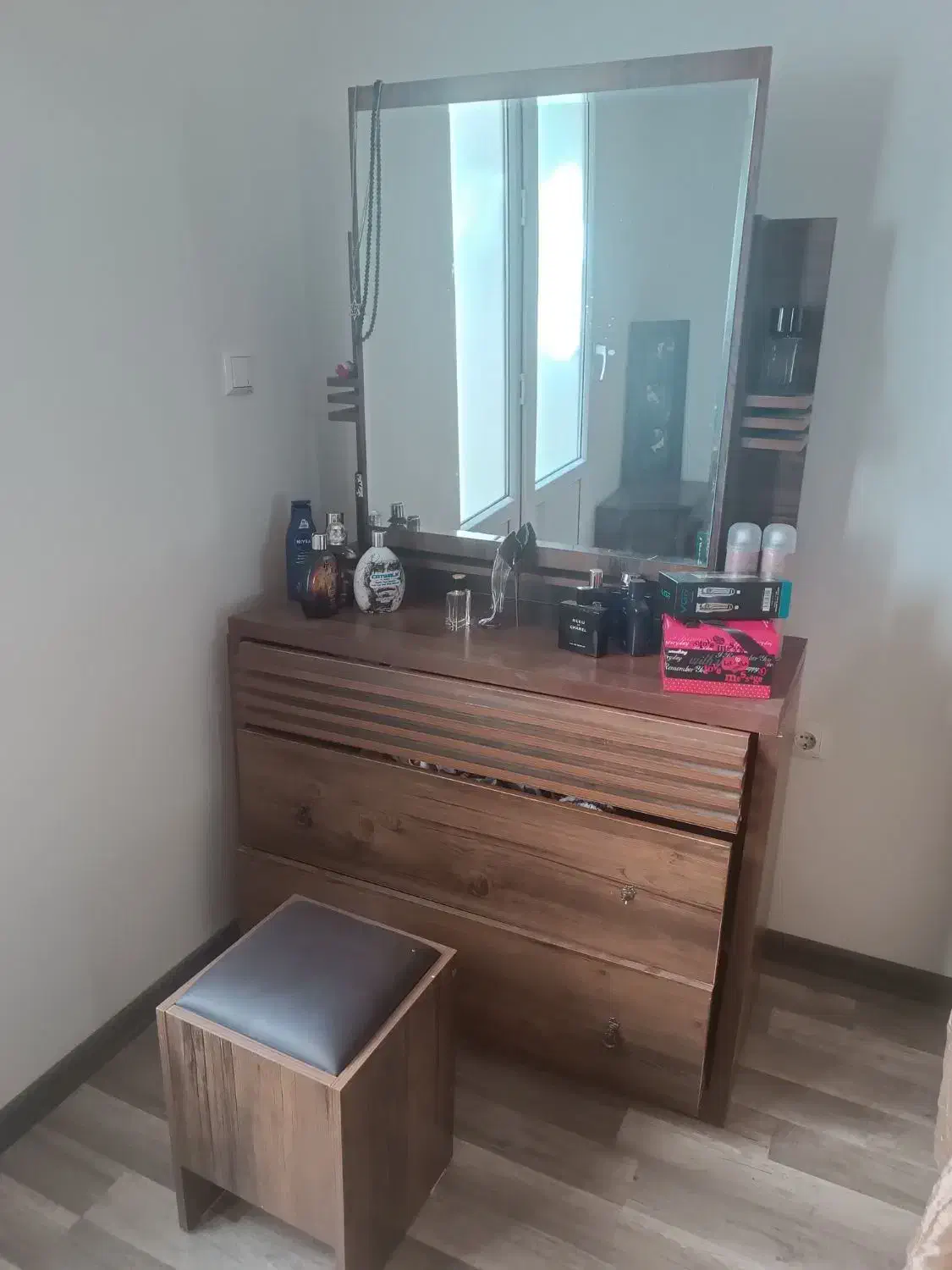 دراور سه کشو بهمراه آینه و صندلی|جاکفشی، کمد، دراور|فردیس, منظریه|دیوار