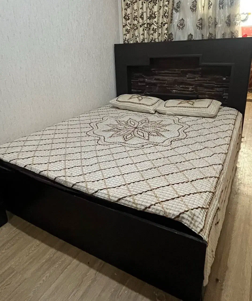 تخت دو نفره و میز آرایش و پا تختی|تخت و سرویس خواب|تهران, امام زاده عبدالله|دیوار