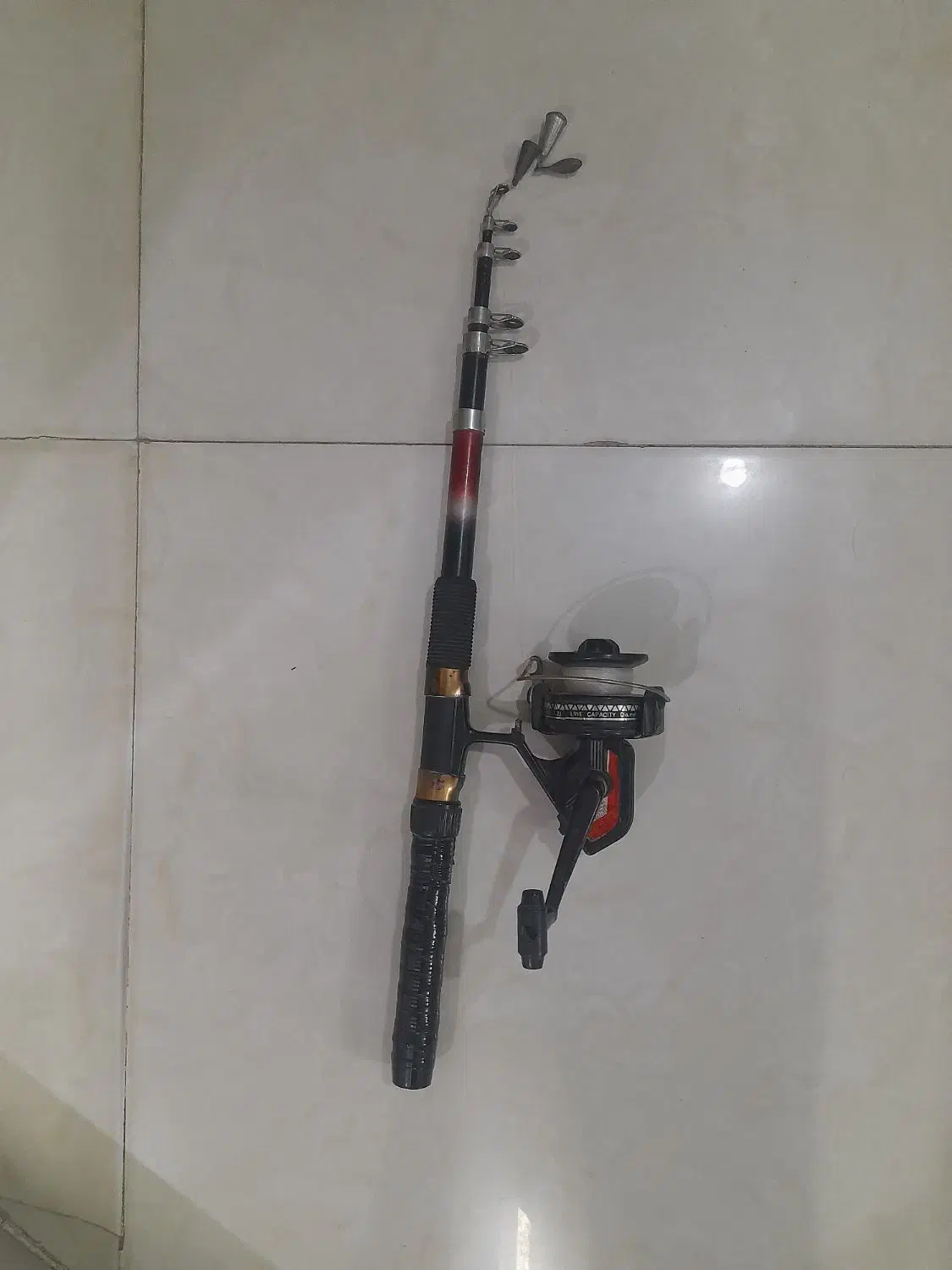 لانس ماهیگیری و تلفن رومیزی قدیمی|کلکسیون اشیاء عتیقه|سمنان, |دیوار