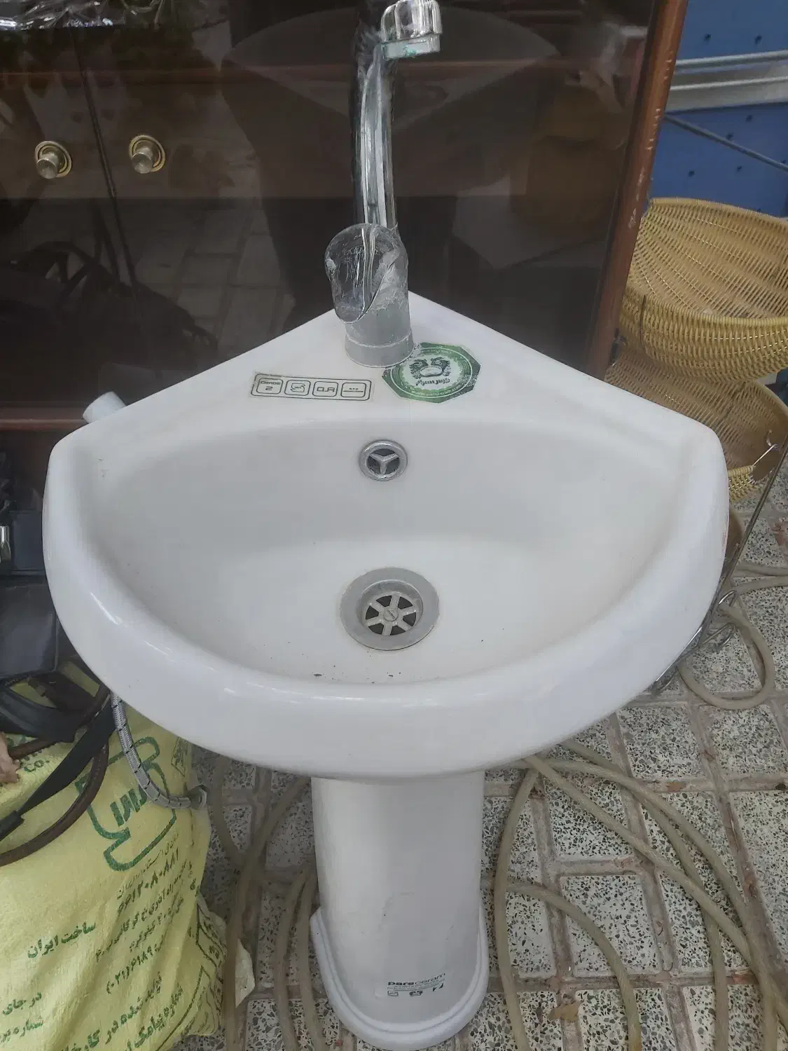 روشور سه گوش همراه شیر اب واتصالات کامل درحدنو|لوازم سرویس بهداشتی|بروجرد, |دیوار