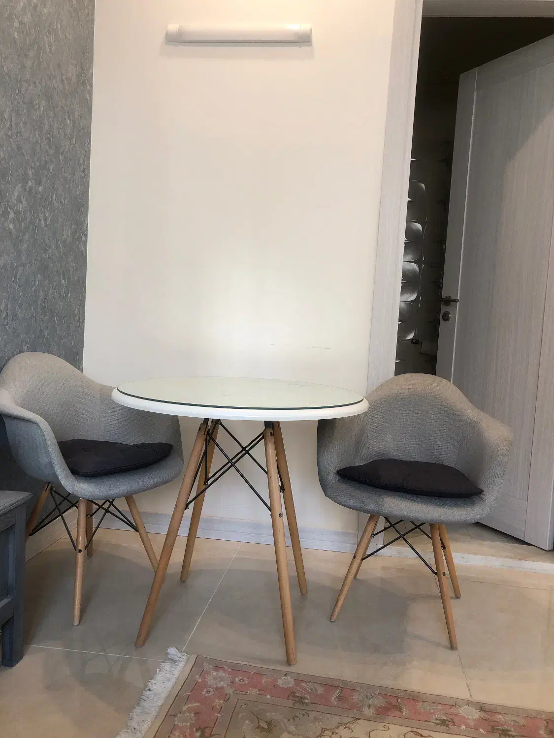 دو صندلی خارجی با میز و شیشه روی میز|میز و صندلی غذاخوری|تهران, زعفرانیه|دیوار