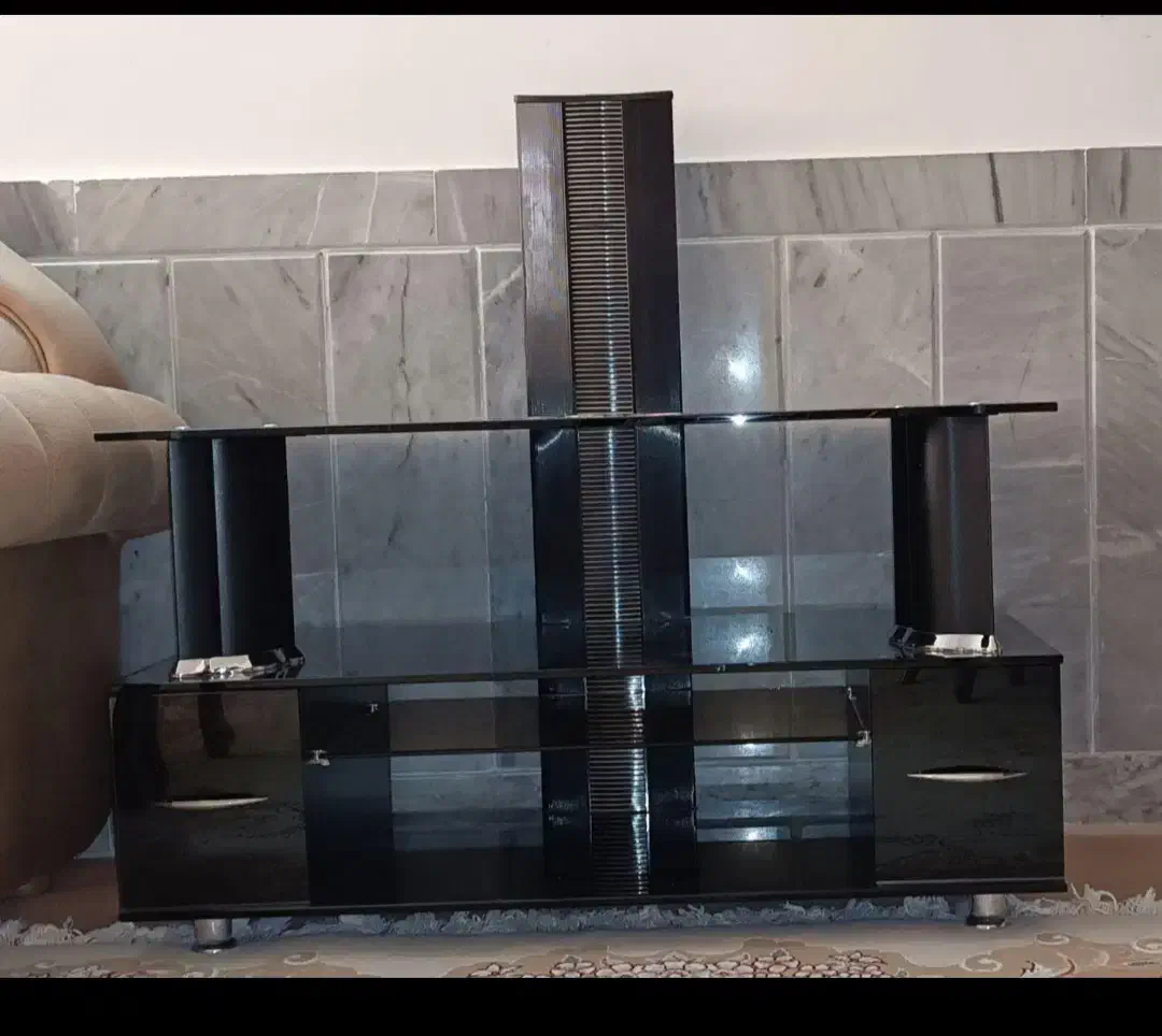 میزتلویزیون شیشه ای(با مشتری واقعی کنار میام)|میز تلویزیون|شیروان (خراسان), |دیوار