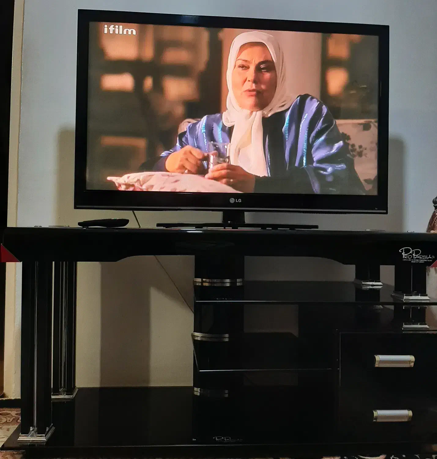 تلوزیون ۴۲ همراه با میز تلوزیون|تلویزیون و پروژکتور|چهارباغ, |دیوار