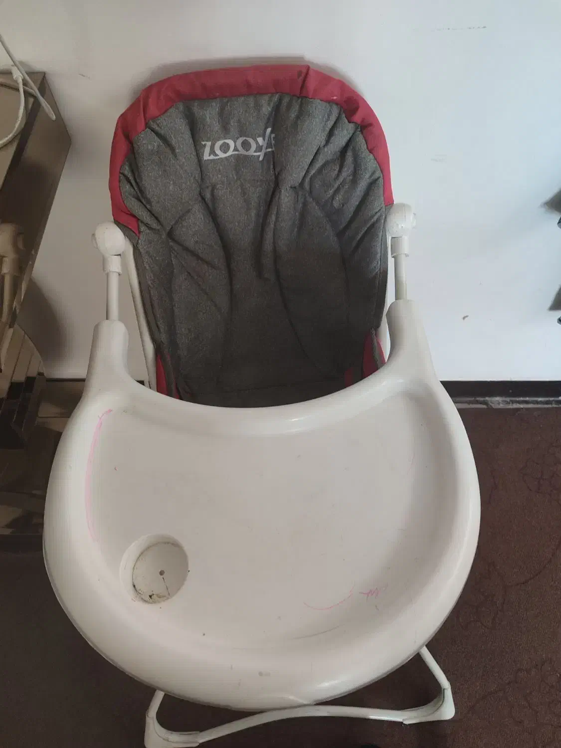 میز غذا کودک بسیار نو تمیز|تخت و صندلی بچه|مرودشت, استادیوم|دیوار