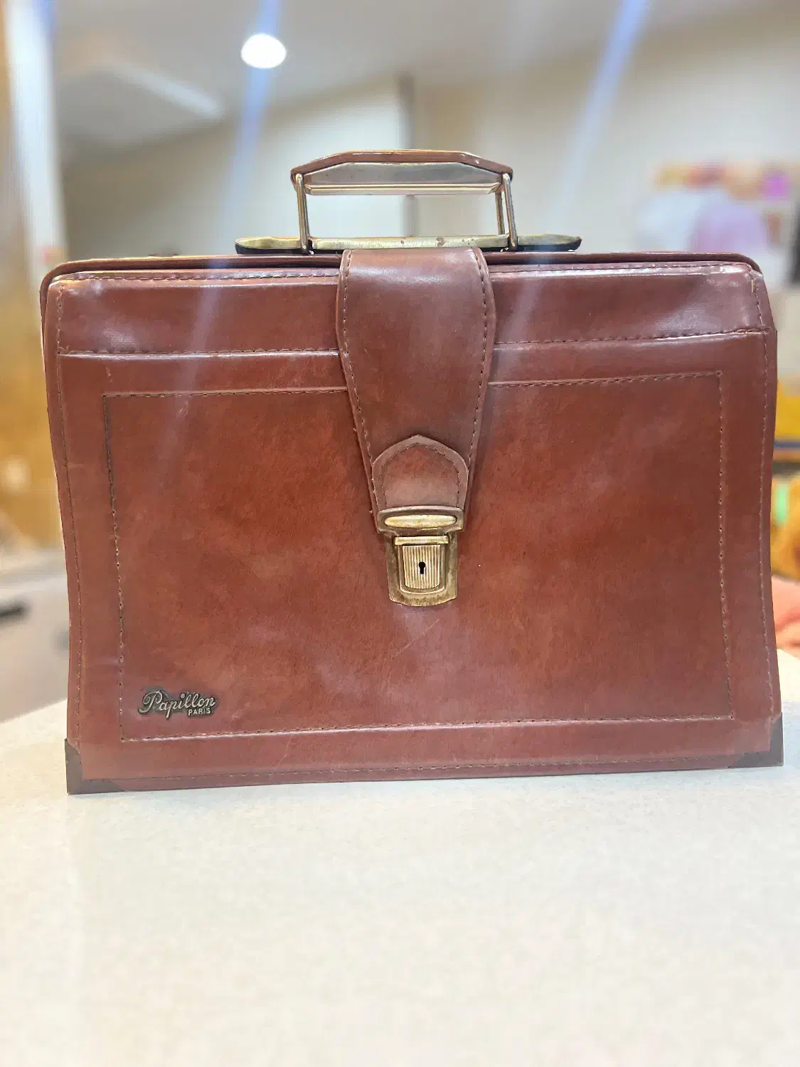 کیف‌ چرم‌قدیمی‌کلکسیونی کلاسیک|کلکسیون اشیاء عتیقه|اندیشه, اندیشه فاز ۴|دیوار