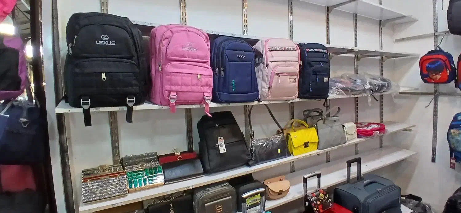 ویترین مغازه کیف فروشی|فروشگاه و مغازه|آستارا, |دیوار