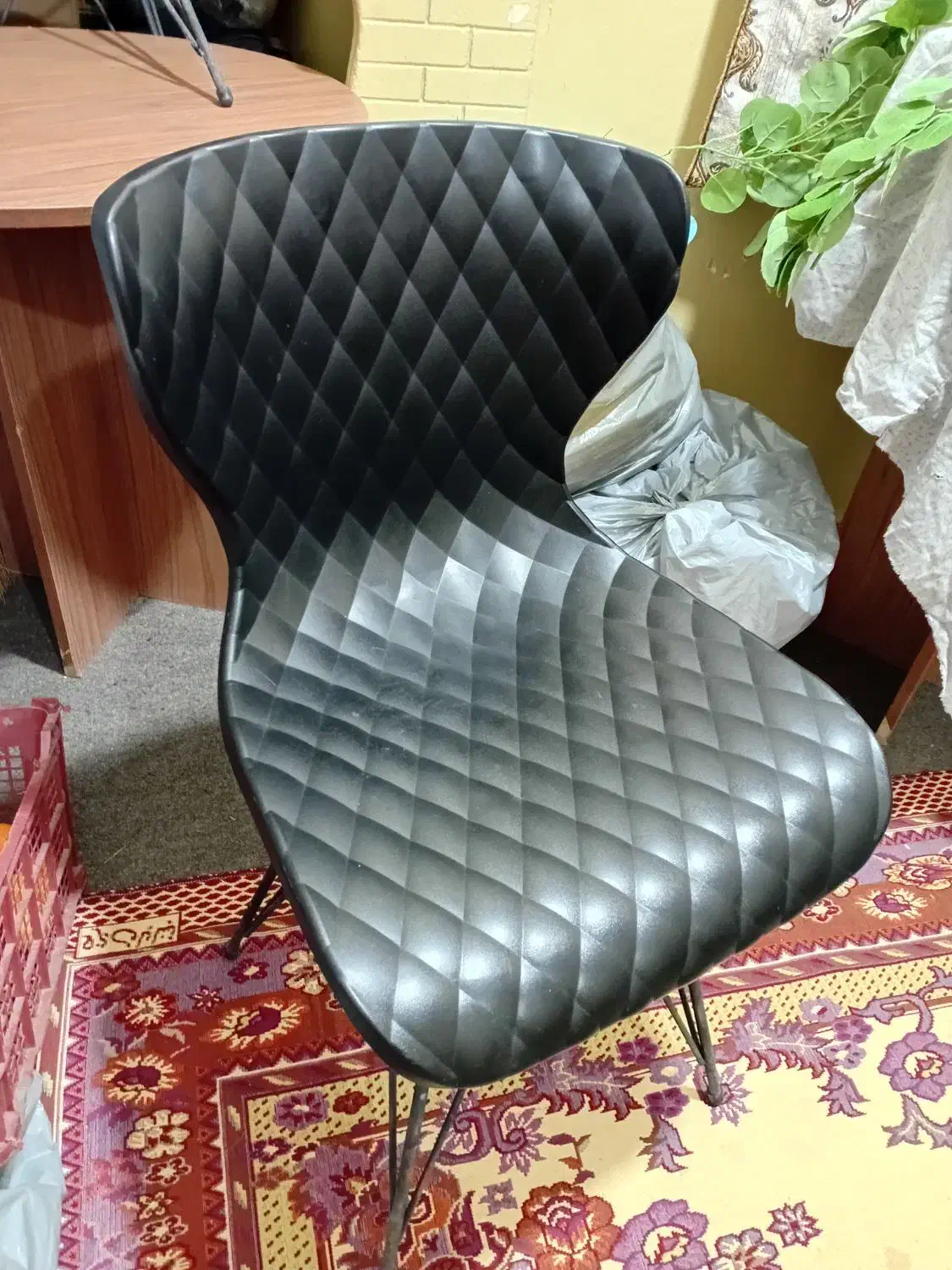 صندلی پلاستیک طرح چرم و میز خاطره چوبی|صندلی و نیمکت|مینودشت, |دیوار