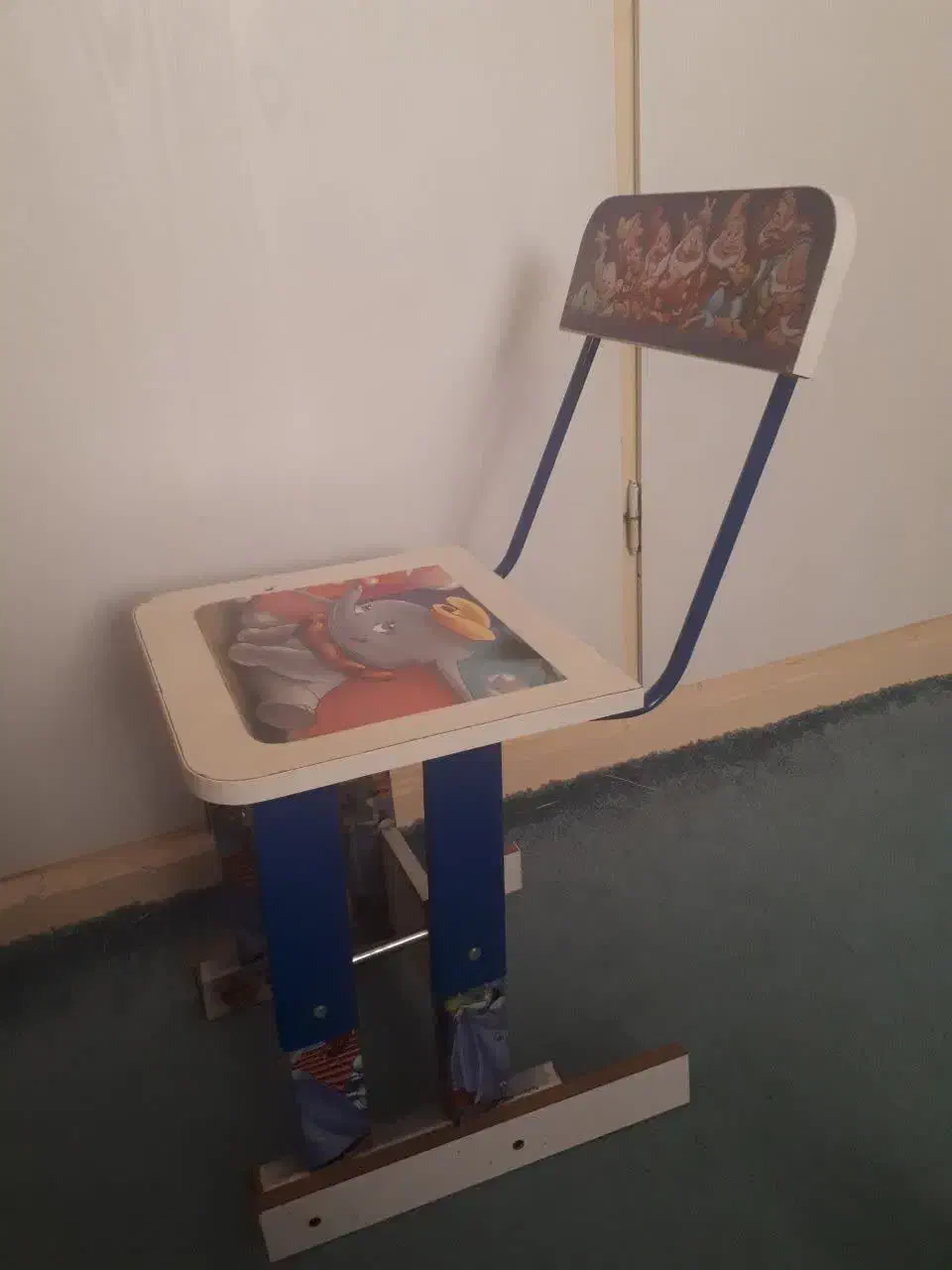 صندلی تکی مخصوص ابتدایی ها در مامونیه|صندلی و نیمکت|زرندیه, |دیوار