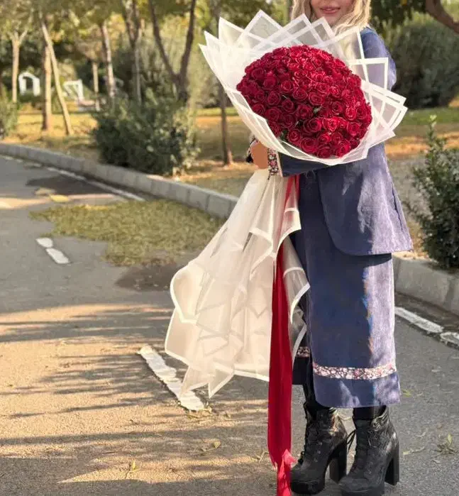 دسته گل رز هلندی کاغذ پیچی روز زن روز مادر|گل و گیاه طبیعی|تهران, ورزشگاه آزادی|دیوار