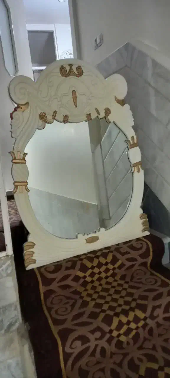 اینه تک|آینه|قم, چهل درخت‎|دیوار