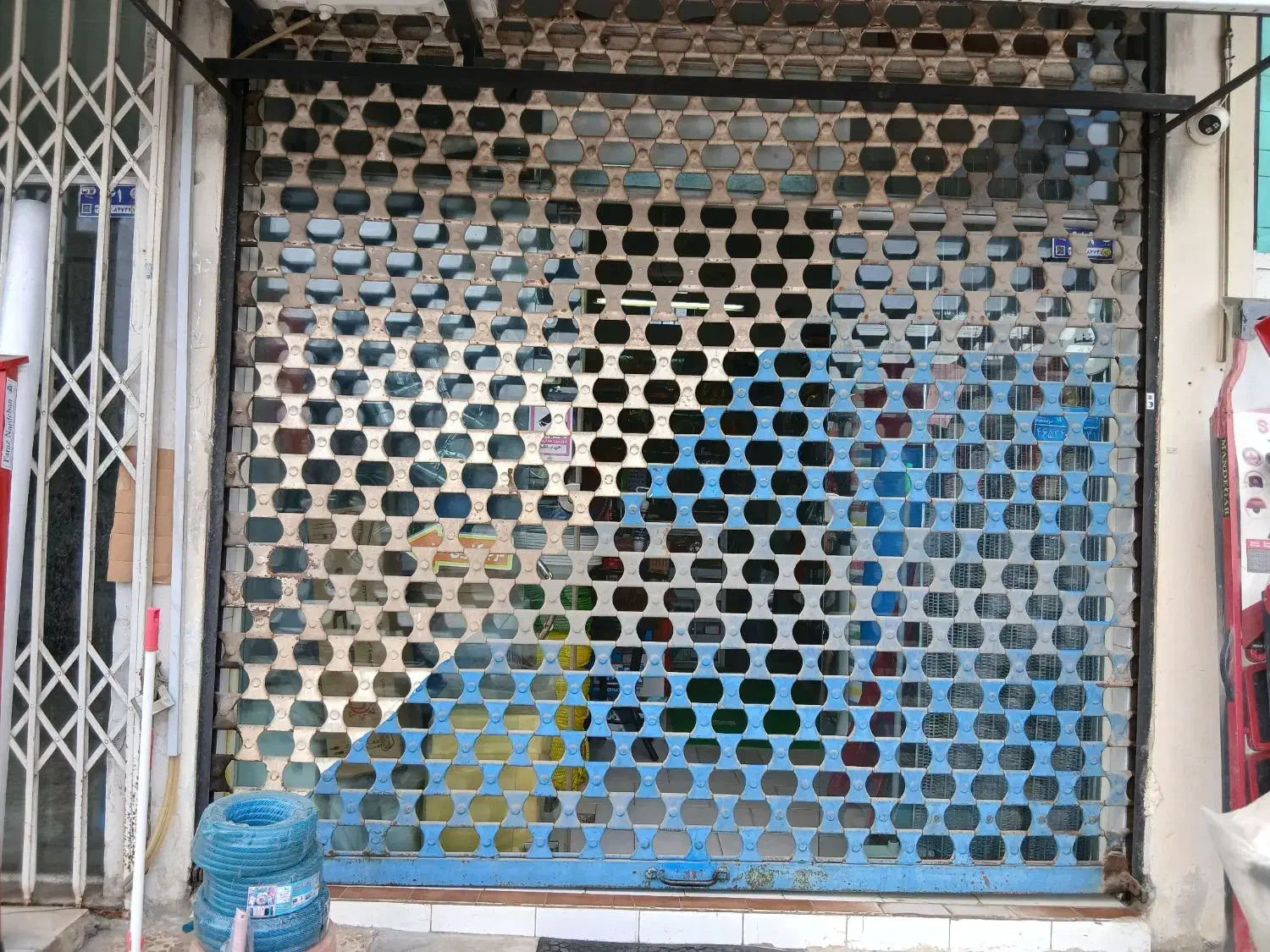 کرکره قدیمی مشبکی ۳ فنره تازه تعویض سالم.۳ در ۳/۴۰|فروشگاه و مغازه|نوشهر, |دیوار