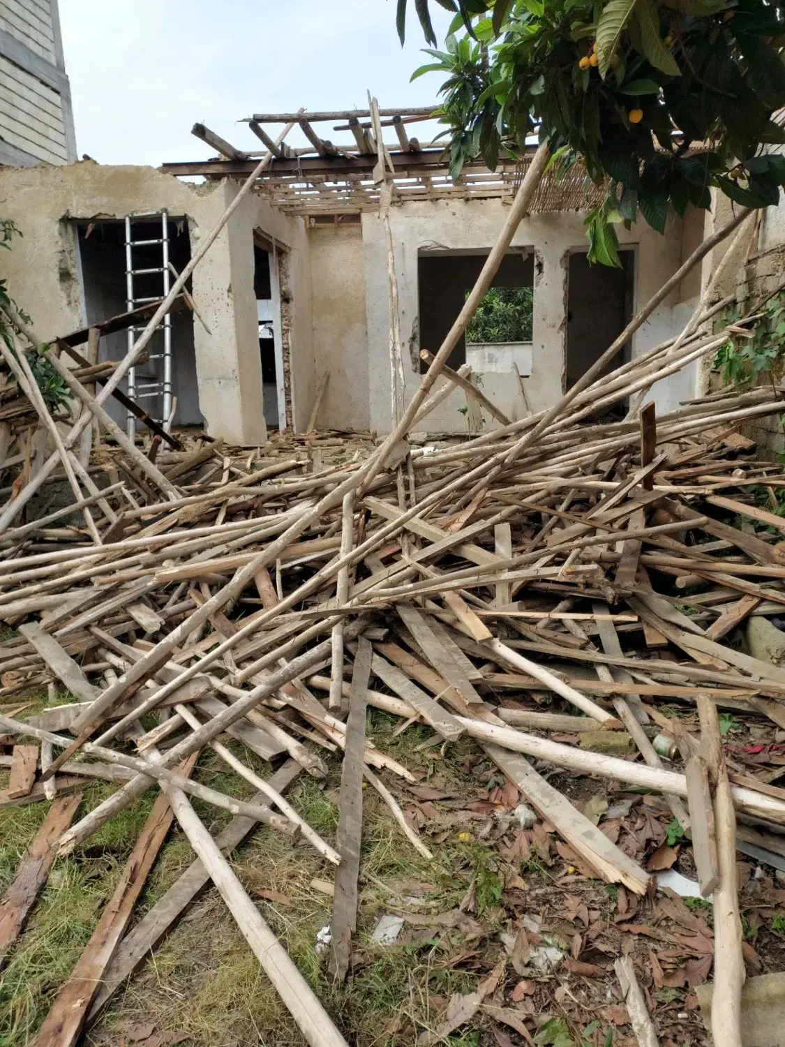 خرید کلنگی چوب قدیمی سربندی ساختمانی برای زغال|خدمات پیشه و مهارت|رشت, حومه رشت|دیوار