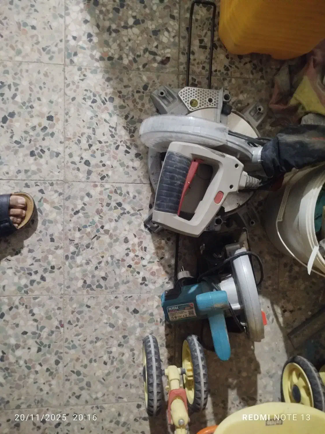 یک عدد فارسی بر کرن و یک عدد اره دیسکی در حد نو|ابزارآلات|خرمآباد, |دیوار