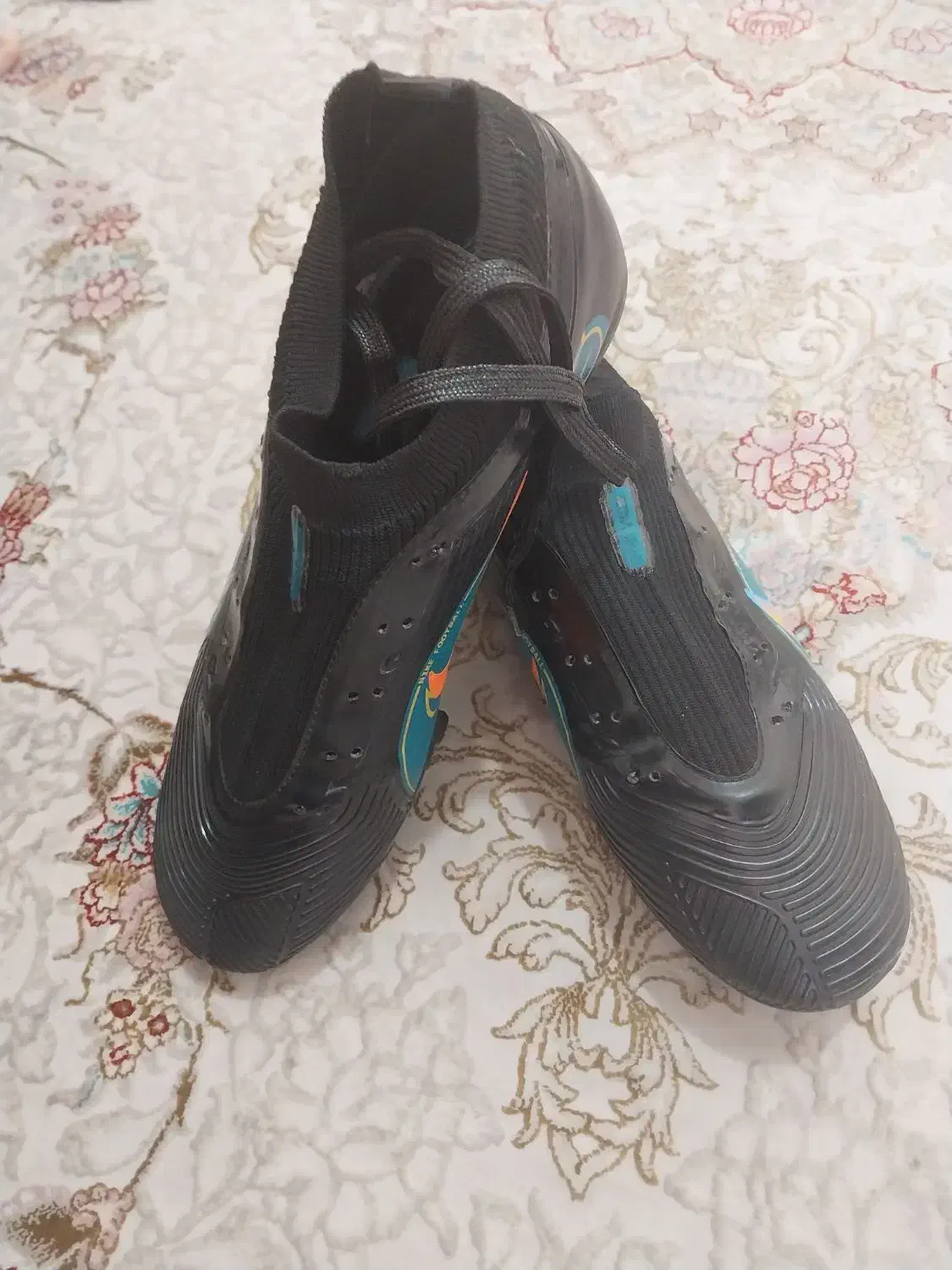 کفش ورزشی فوتبالی|کیف، کفش، کمربند|اندیشه, شهرک مریم|دیوار