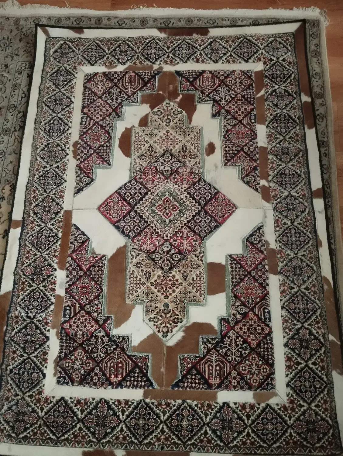 فرش ترکیبی پوست و فرش،پشتی دستبافت|فرش|شیراز, چوگیاه|دیوار