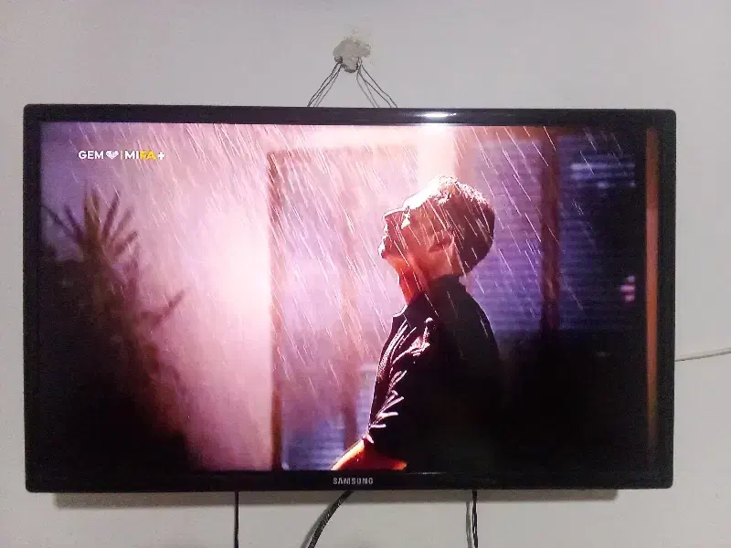 تلویزیون|تلویزیون و پروژکتور|میانه, |دیوار