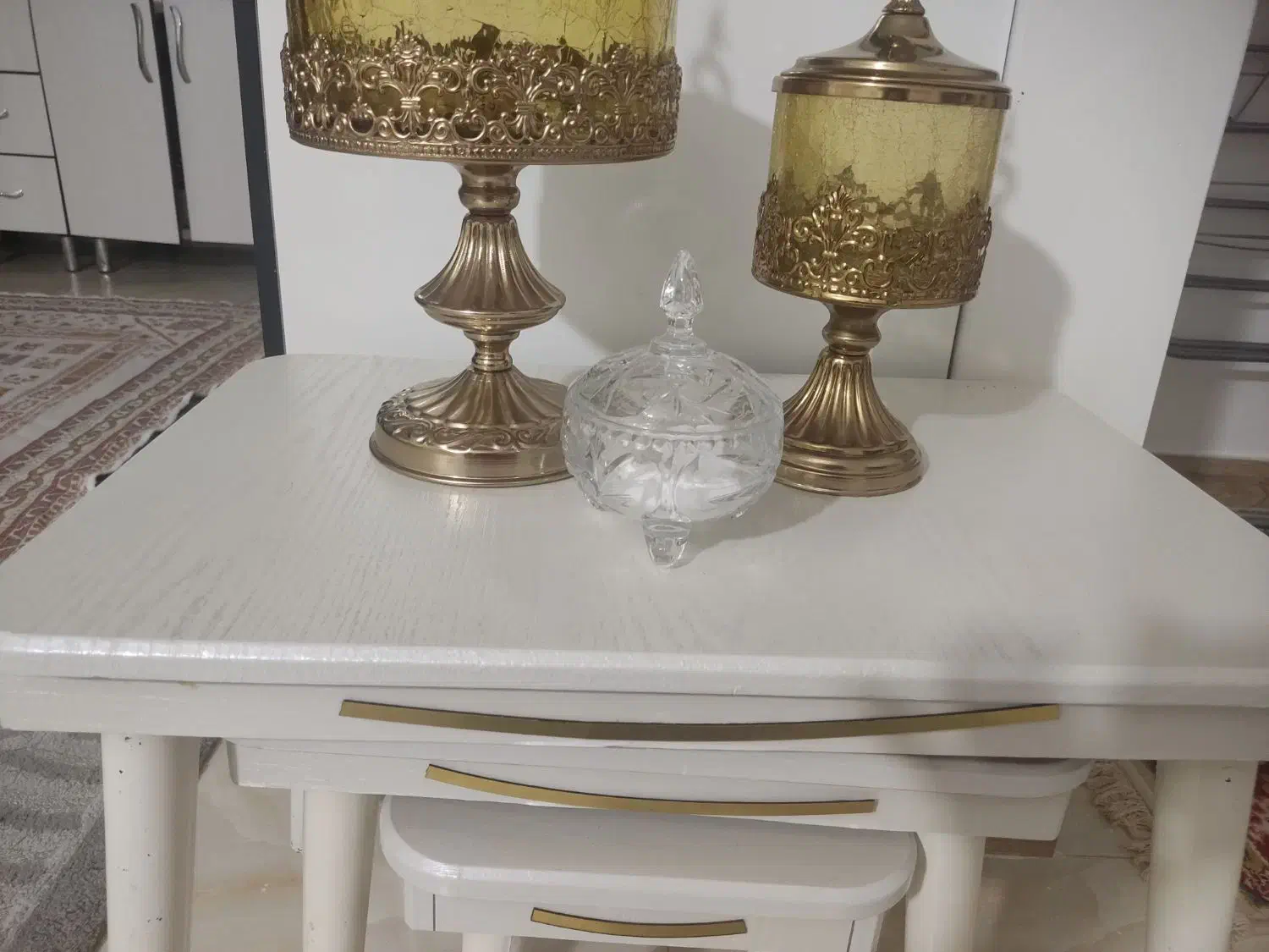 جلومبلی صدفی همراه عسلی|مبلمان خانگی و میز عسلی|صحنه, |دیوار