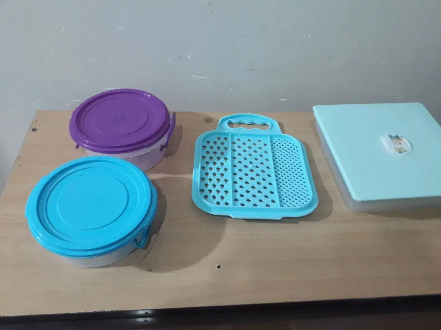 تعدادی ظرف|ظروف نگهدارنده، پلاستیکی، یک‌بارمصرف|زنجان, |دیوار