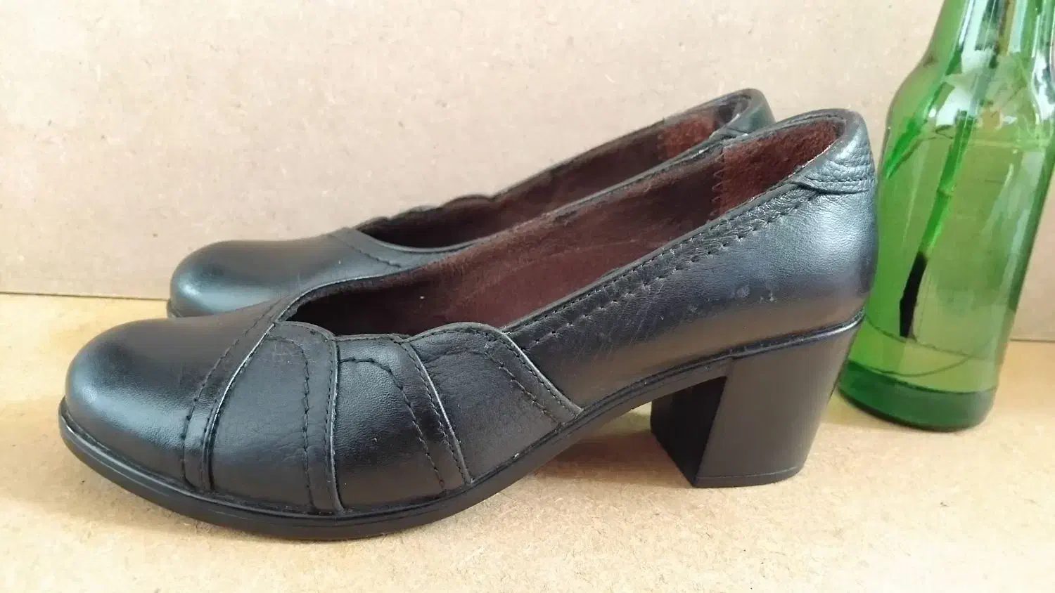 کفش چرم.|کیف، کفش، کمربند|رشت, فلسطین|دیوار