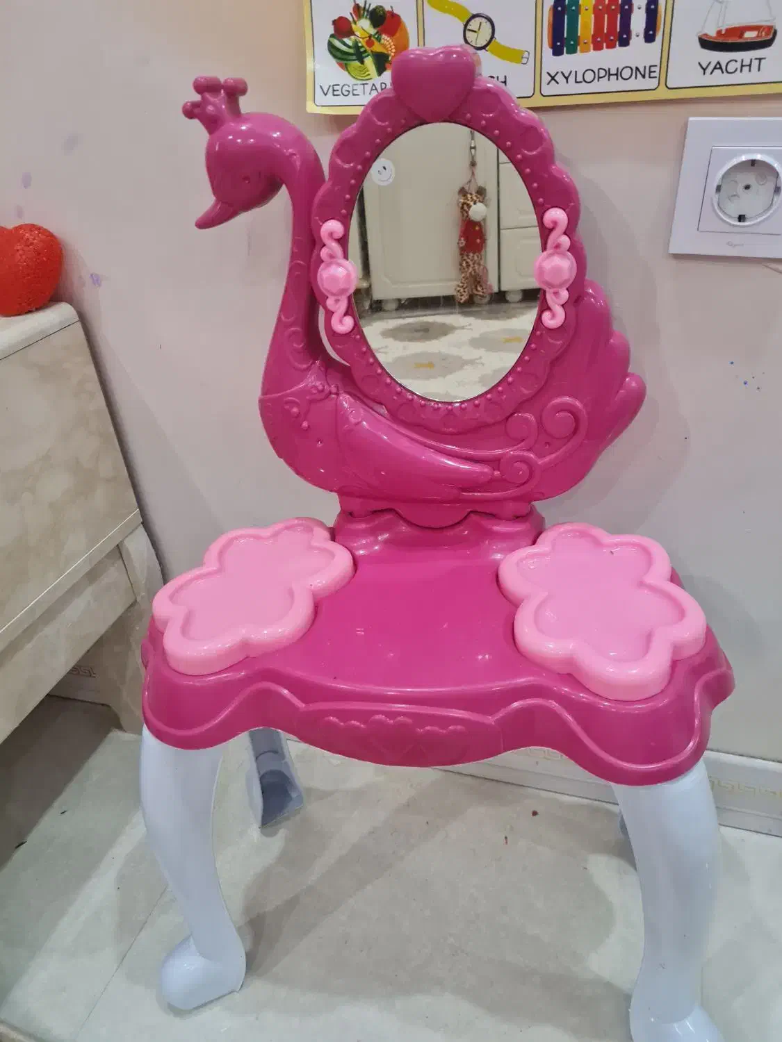 میز آرایشی کودک بسیار زیبا|اسباب و اثاث بچه|اهواز, کمپلو شمالی|دیوار