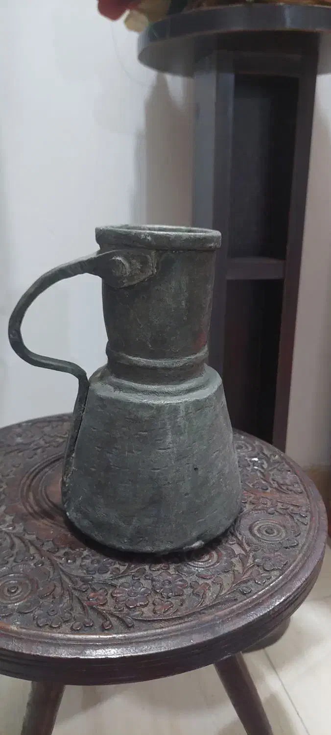 مشربه مسی بسیار قدیمی|کلکسیون اشیاء عتیقه|رشت, باهنر|دیوار