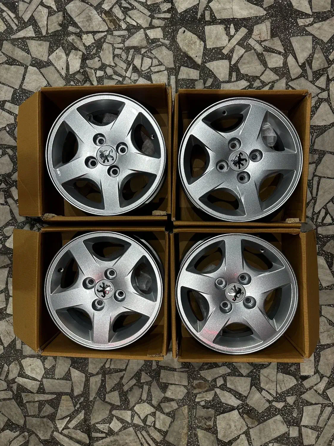 رینگ ۲۰۷ ۲۰۶ نو|قطعات یدکی و لوازم جانبی|رشت, فرودگاه سردار جنگل رشت|دیوار