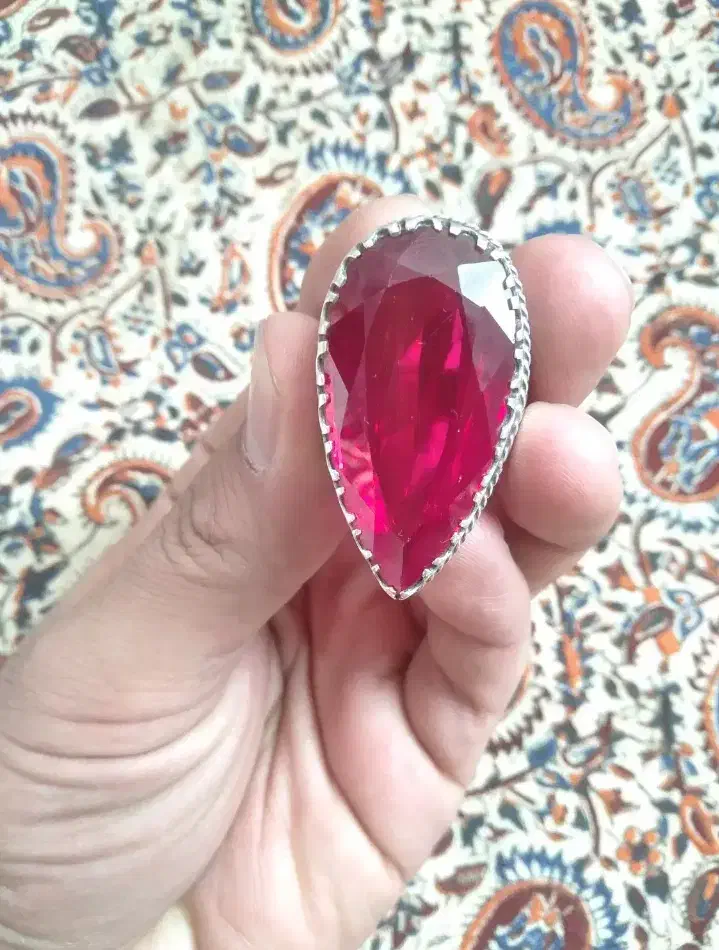 یاقوت|کلکسیون اشیاء عتیقه|اصفهان, بهارستان|دیوار