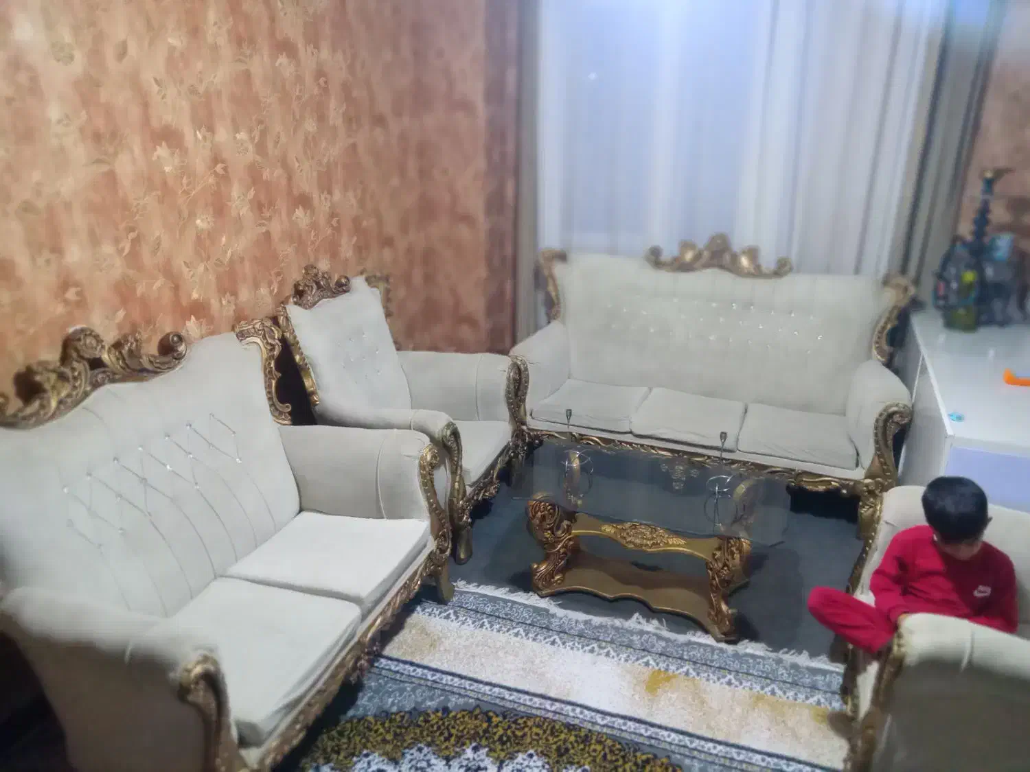 مبل سلطنتی در حد نو با میز ومیز های عسلی|مبلمان خانگی و میز عسلی|پرند, فاز ۵|دیوار