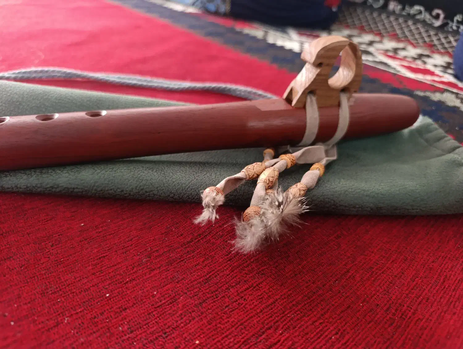 فلوت سرخ پوستی لاکوتا|سازهای بادی|شیراز, شیشه‌گری|دیوار