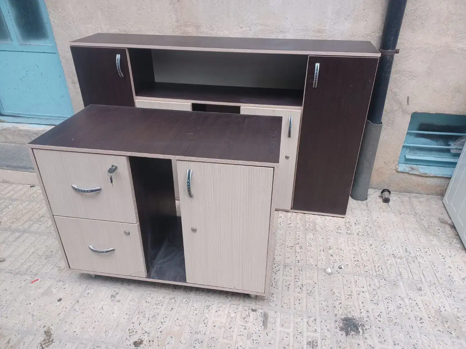 تعدادی میز وکمد دراور|مبلمان اداری|ایلام, |دیوار