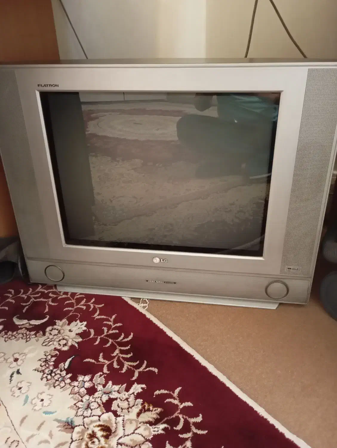 تلویزیون الجی قدیمی|تلویزیون و پروژکتور|اصفهان, هفتون|دیوار