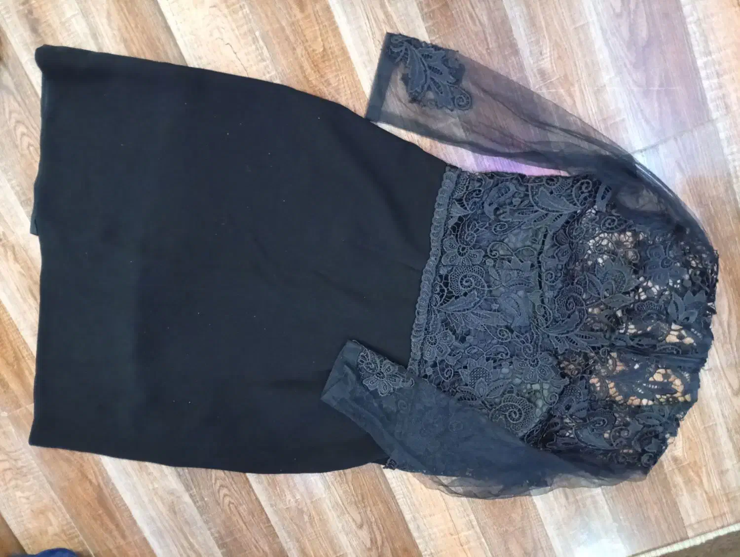 لباسها همه سالمن|لباس|رشت, دروازه لاکان|دیوار