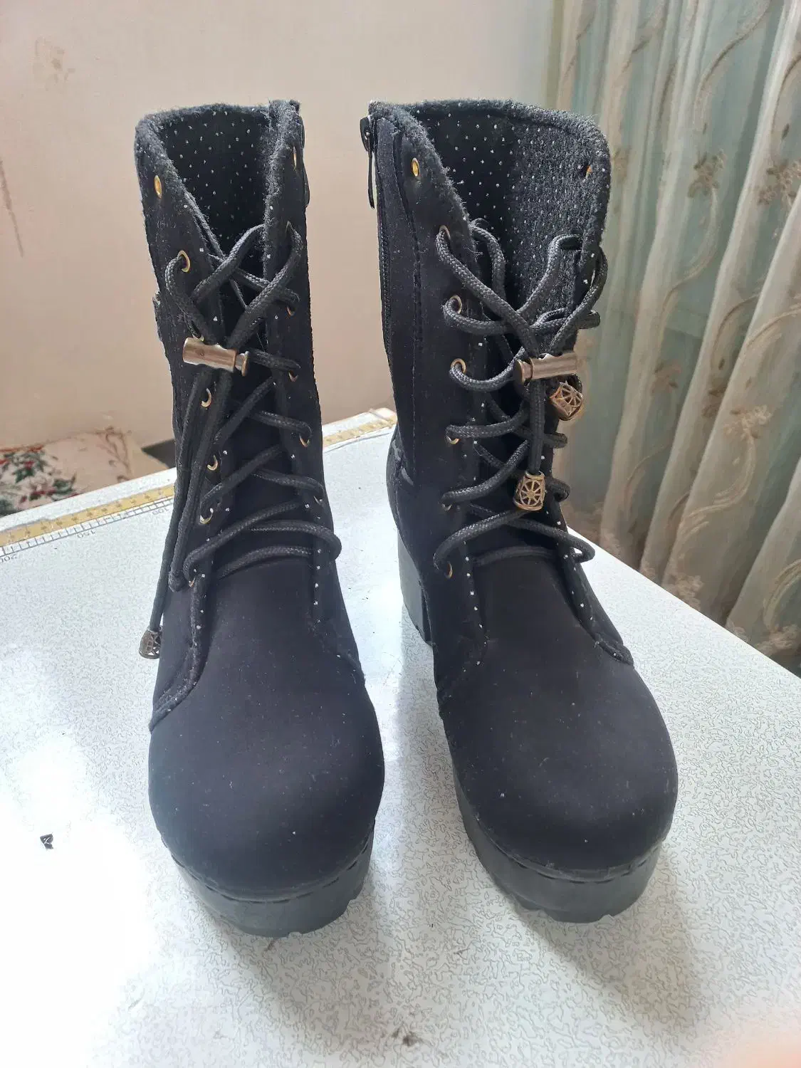 بوت بلند|کیف، کفش، کمربند|پیشوا, |دیوار