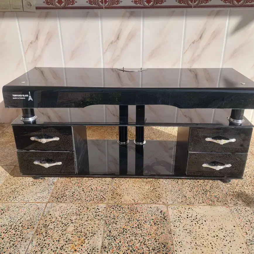 میز تلویزیون ۴کشو سالم بدون خط و خش شیشه ای|میز تلویزیون|کبودرآهنگ, |دیوار