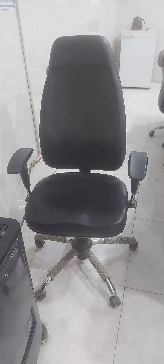 فروش تعدادی میز در حد نو و صندلی اداری|مبلمان اداری|کرمان, |دیوار