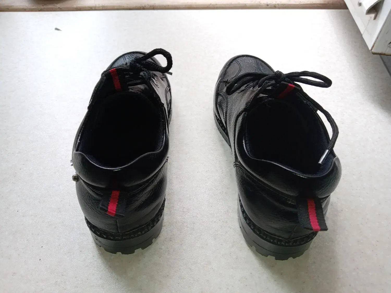 کفش|کیف، کفش، کمربند|زنجان, |دیوار