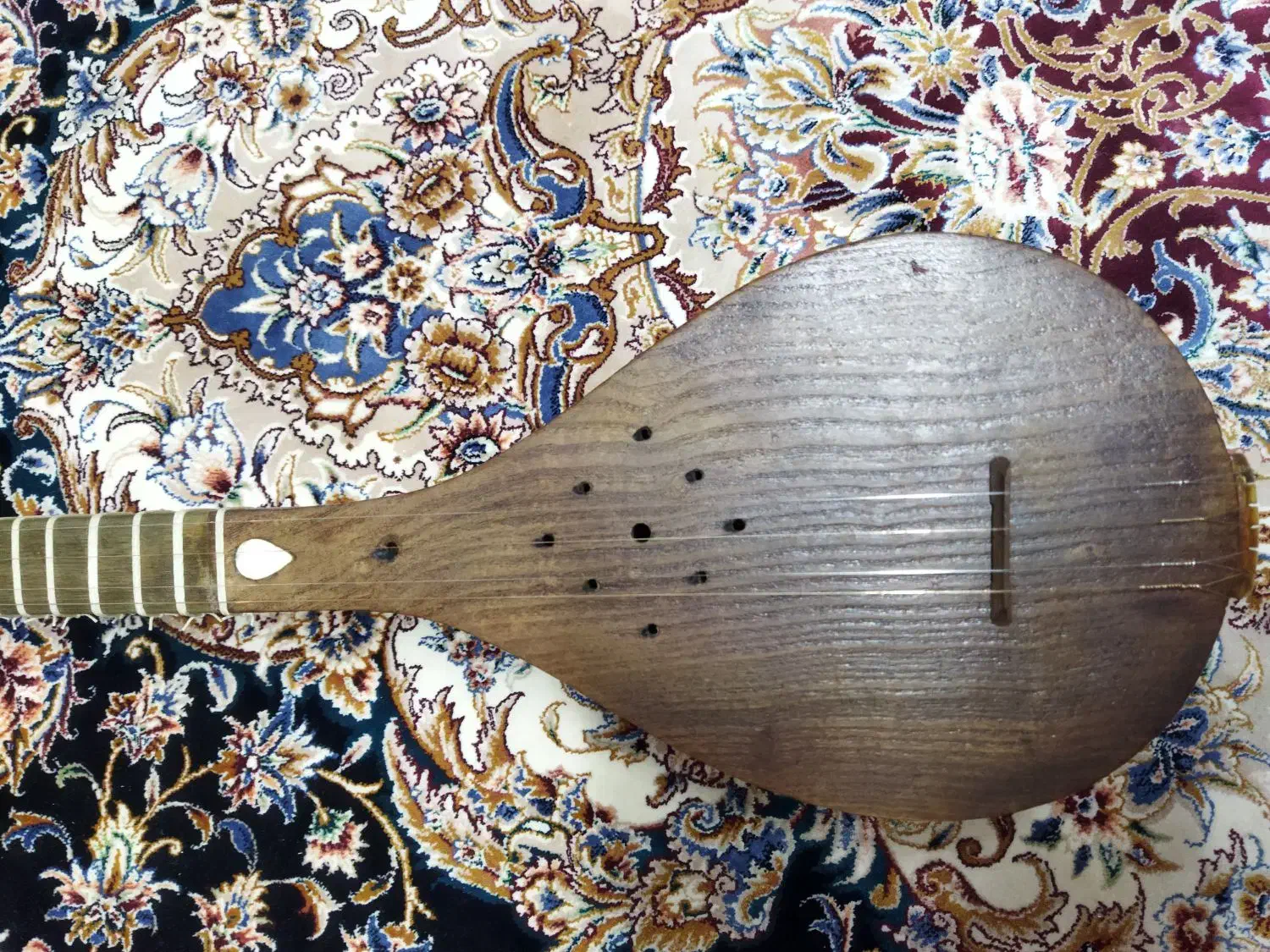 سه تار منسوب به عشقی|سازهای سنتی|همدان, |دیوار