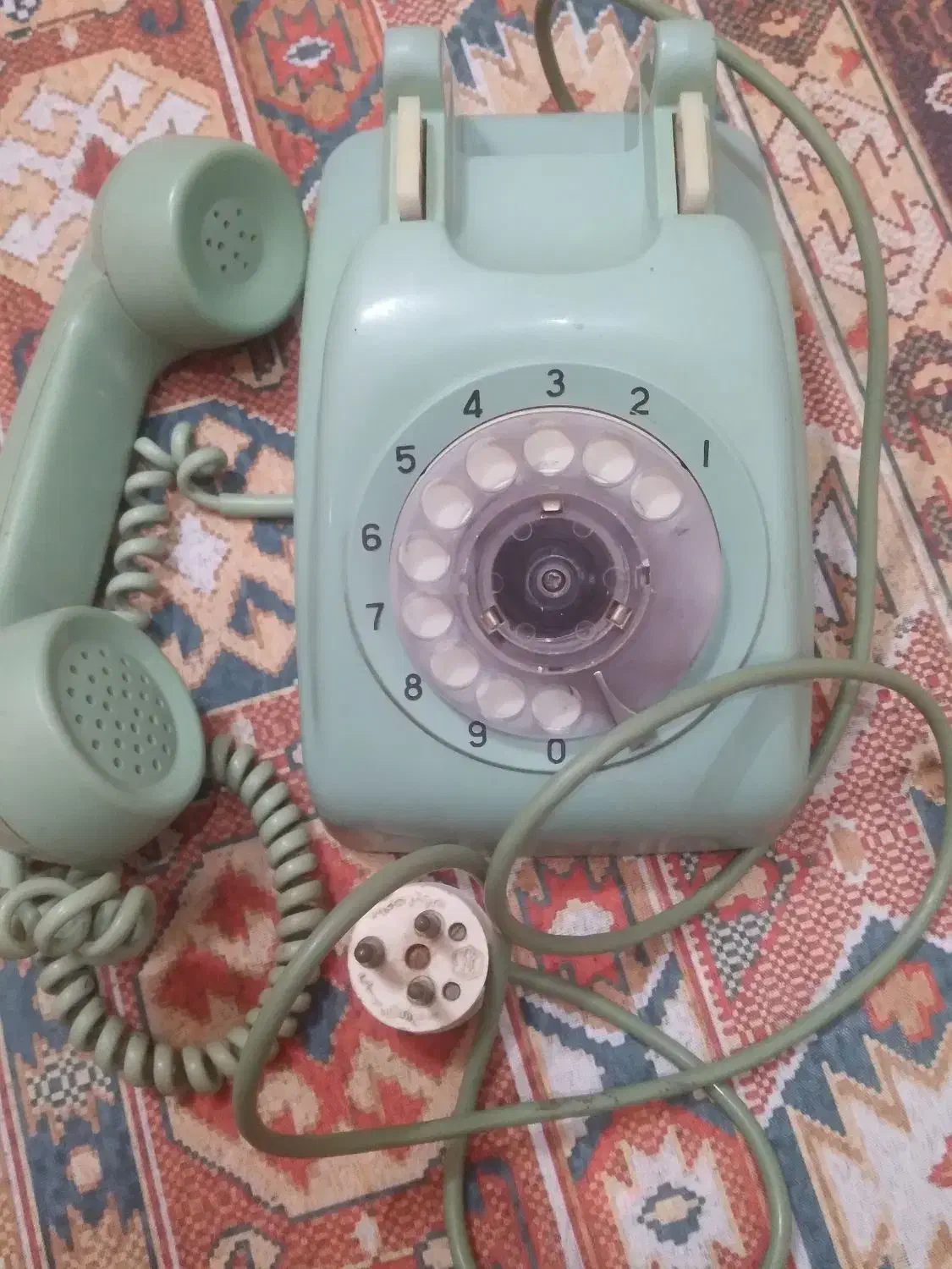 تلفن فانتزی با رنگ خاص|کلکسیون اشیاء عتیقه|نی‌ریز, |دیوار