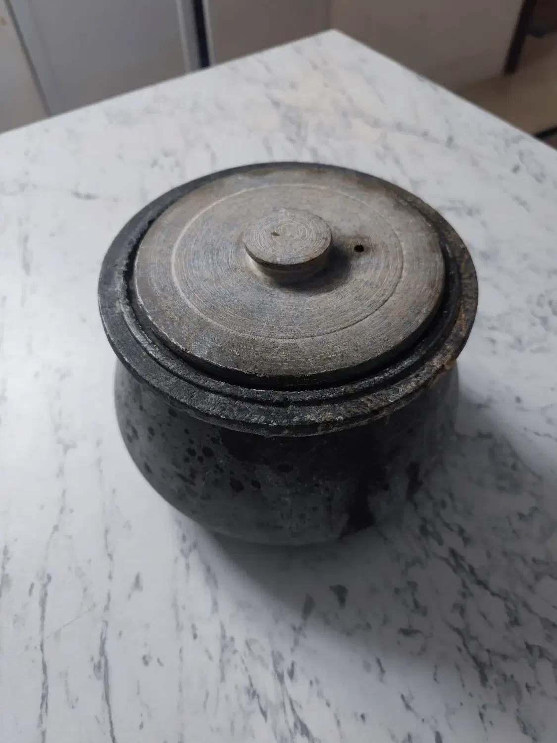 دیگ سنگی|ظروف پخت‌وپز|قم, باغ کرباسی|دیوار