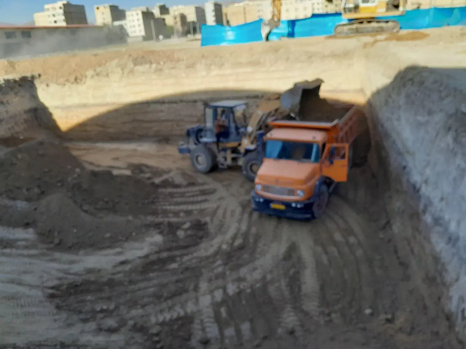 اجاره لودر بیل مکانیکی زنجیری و کامیون|خدمات حمل و نقل|چهارباغ, |دیوار