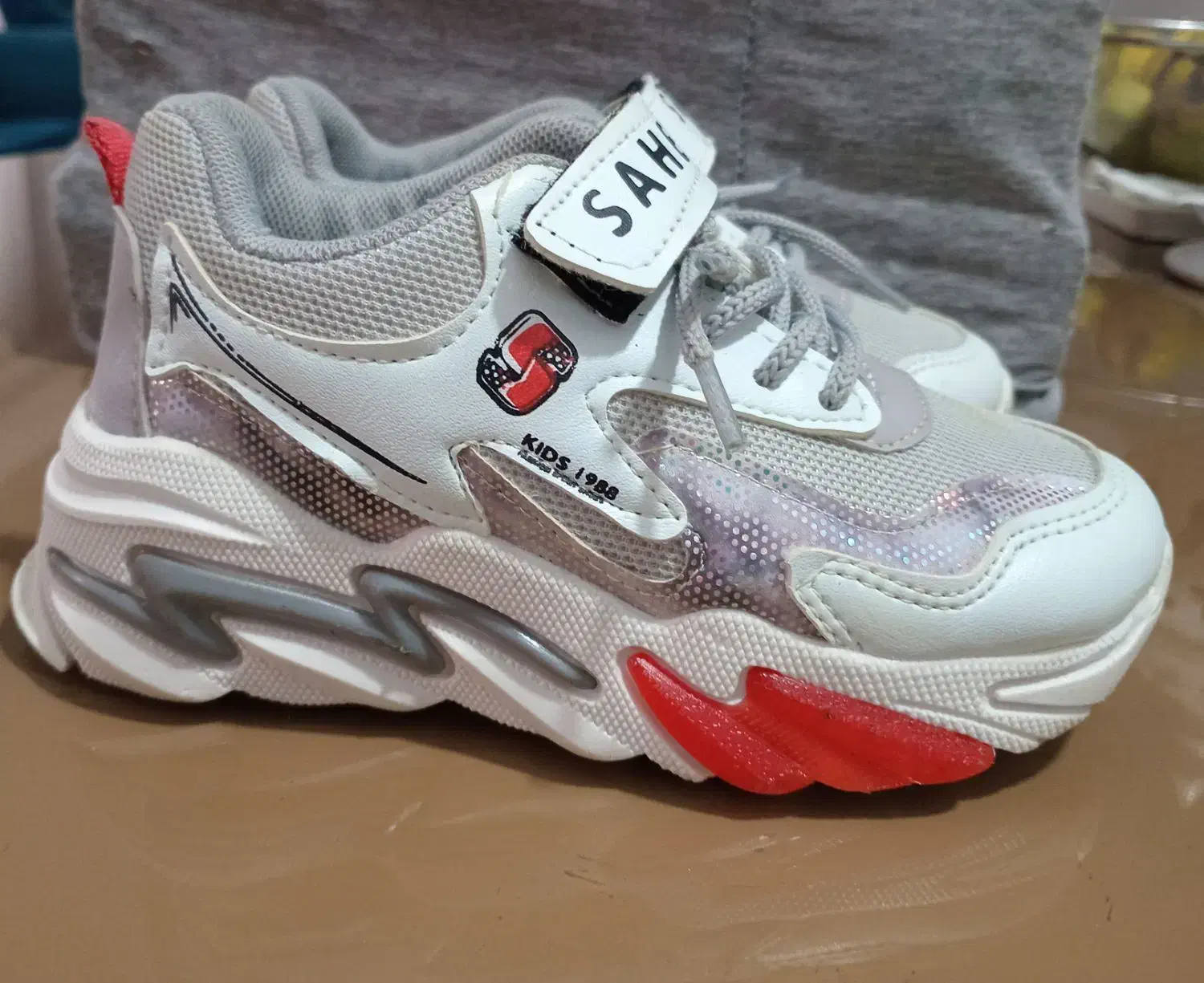 کتونی و لباسهای بچه همه در حد نو|کفش و لباس بچه|رشت, کوی غلام نیا|دیوار