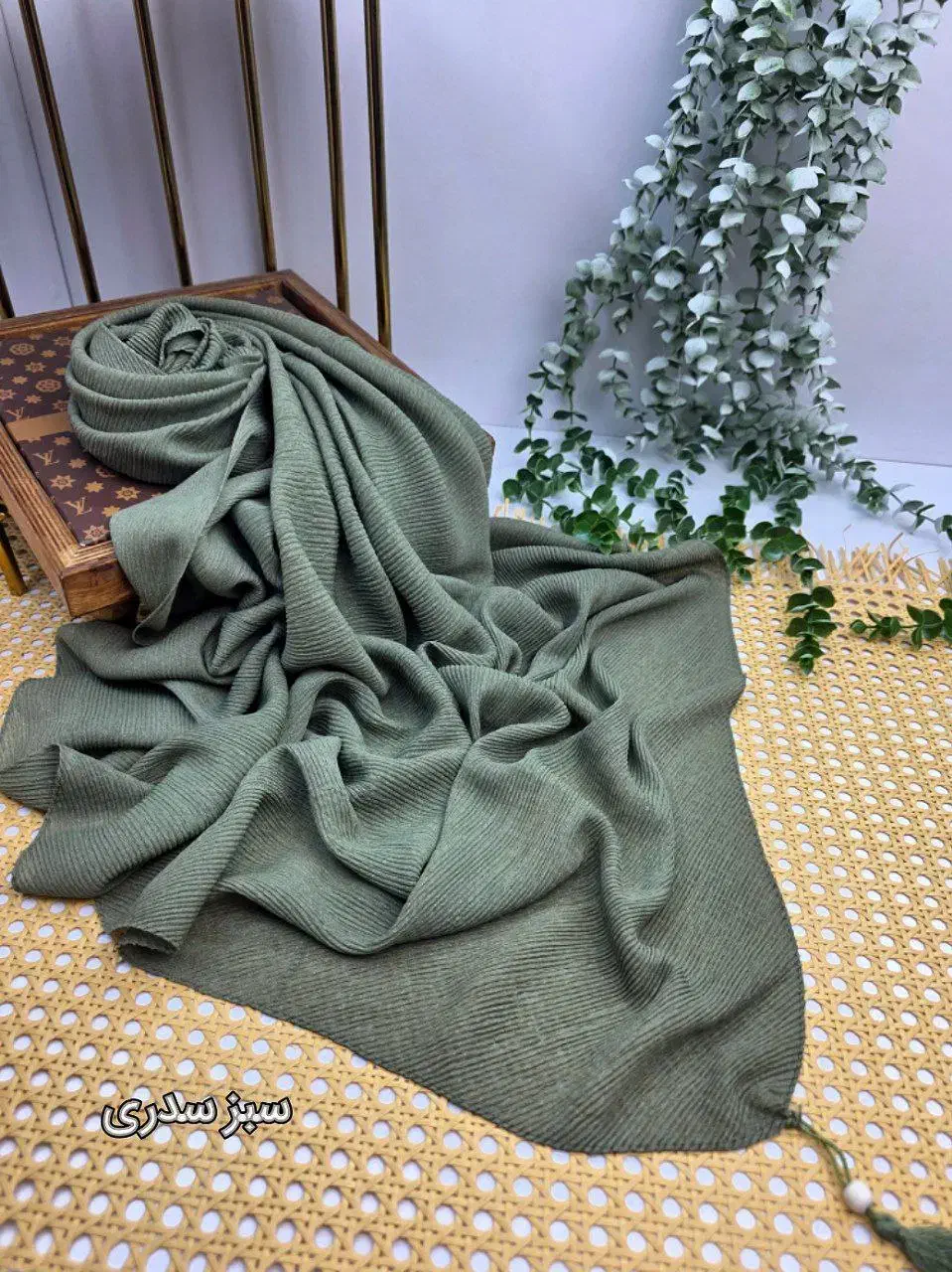 روسری مجلسی|لباس|نجف‌آباد, باغ ملی|دیوار