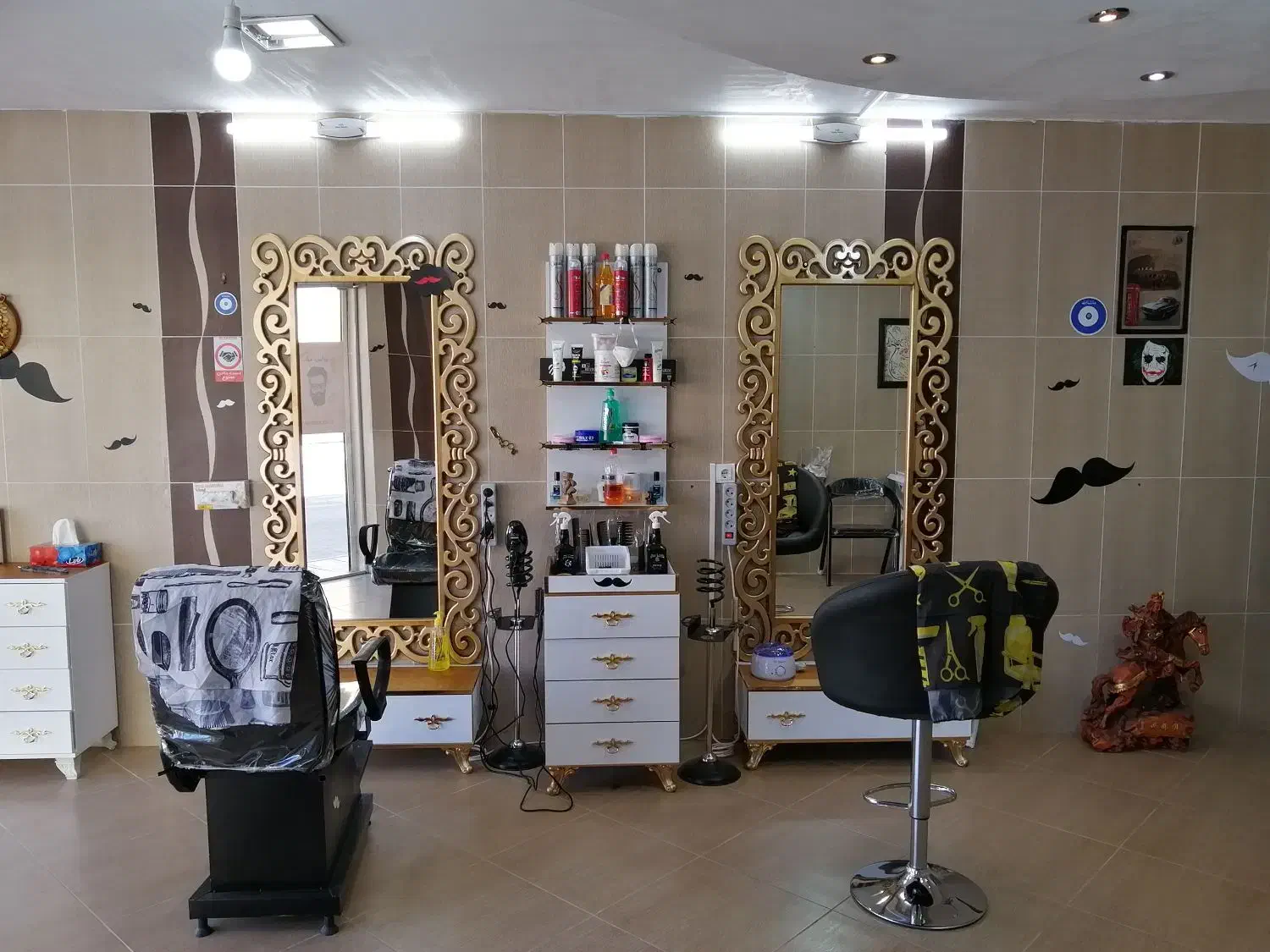 ویترین|آرایشگاه و سالن‌های زیبایی|اصفهان, باتون|دیوار