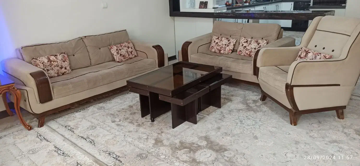 مبل ۷نفره و میز|مبلمان خانگی و میز عسلی|اصفهان, شهرک کوثر|دیوار