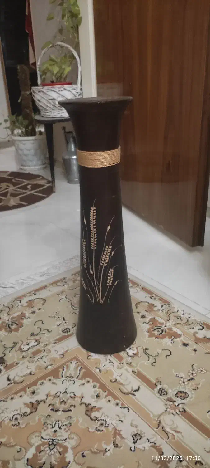 مبل نشیمن و گلدان|میز و صندلی غذاخوری|تهران, فلسطین (میدان انقلاب)|دیوار