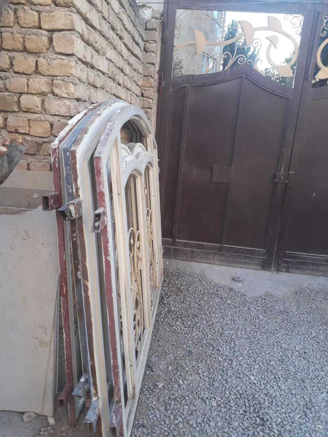 پنجره اهنی|مصالح و تجهیزات ساختمان|هلالی, |دیوار