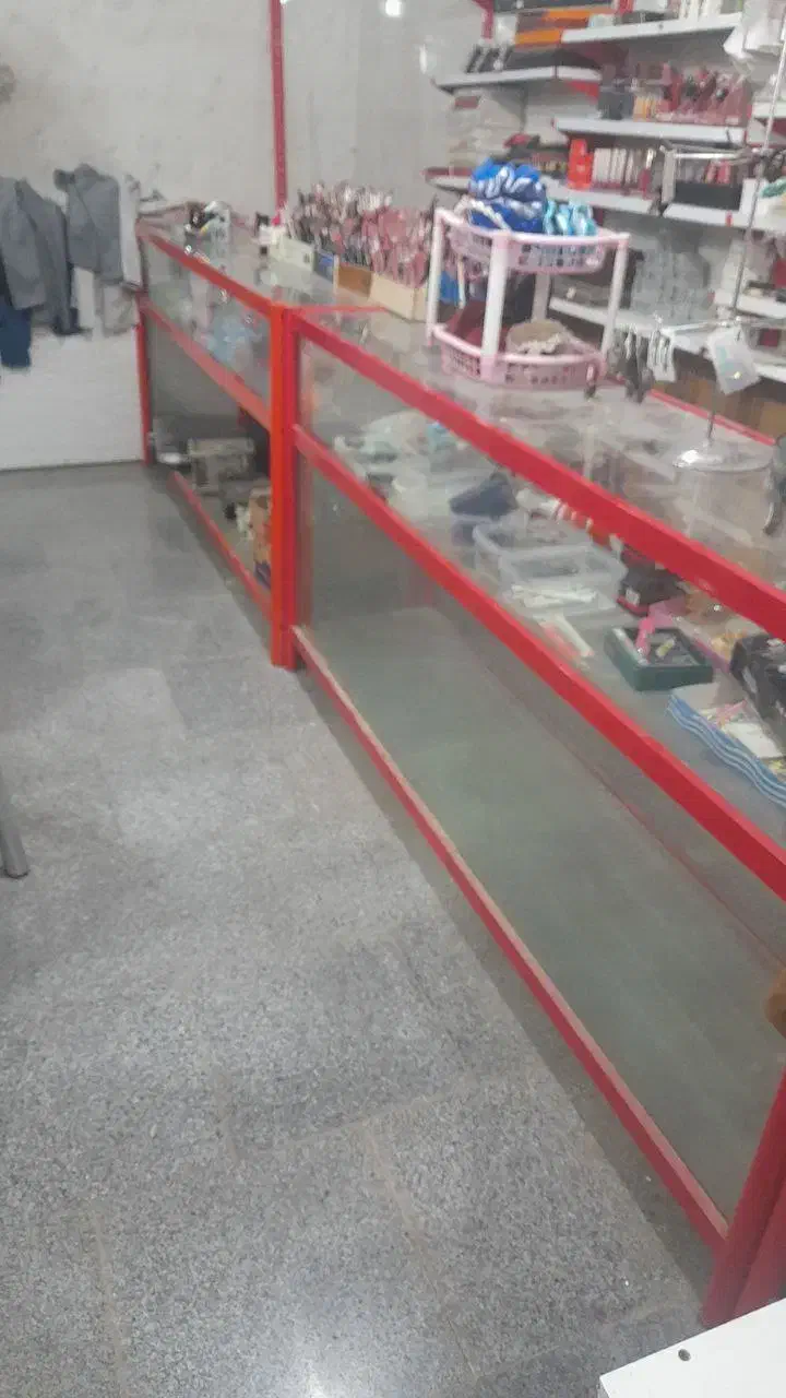 فروش ویترین دو متری رنگ قرمز و قهوای|فروشگاه و مغازه|بردسکن, |دیوار