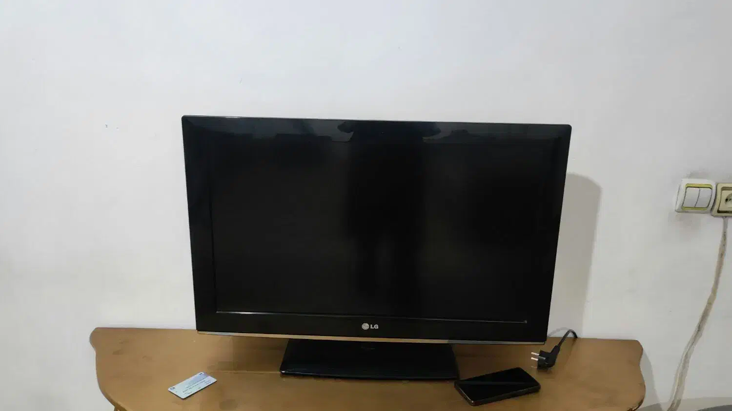 تلوزیون الجی ۳۲ اینچ با میز تلوزیون|تلویزیون و پروژکتور|باغستان, |دیوار