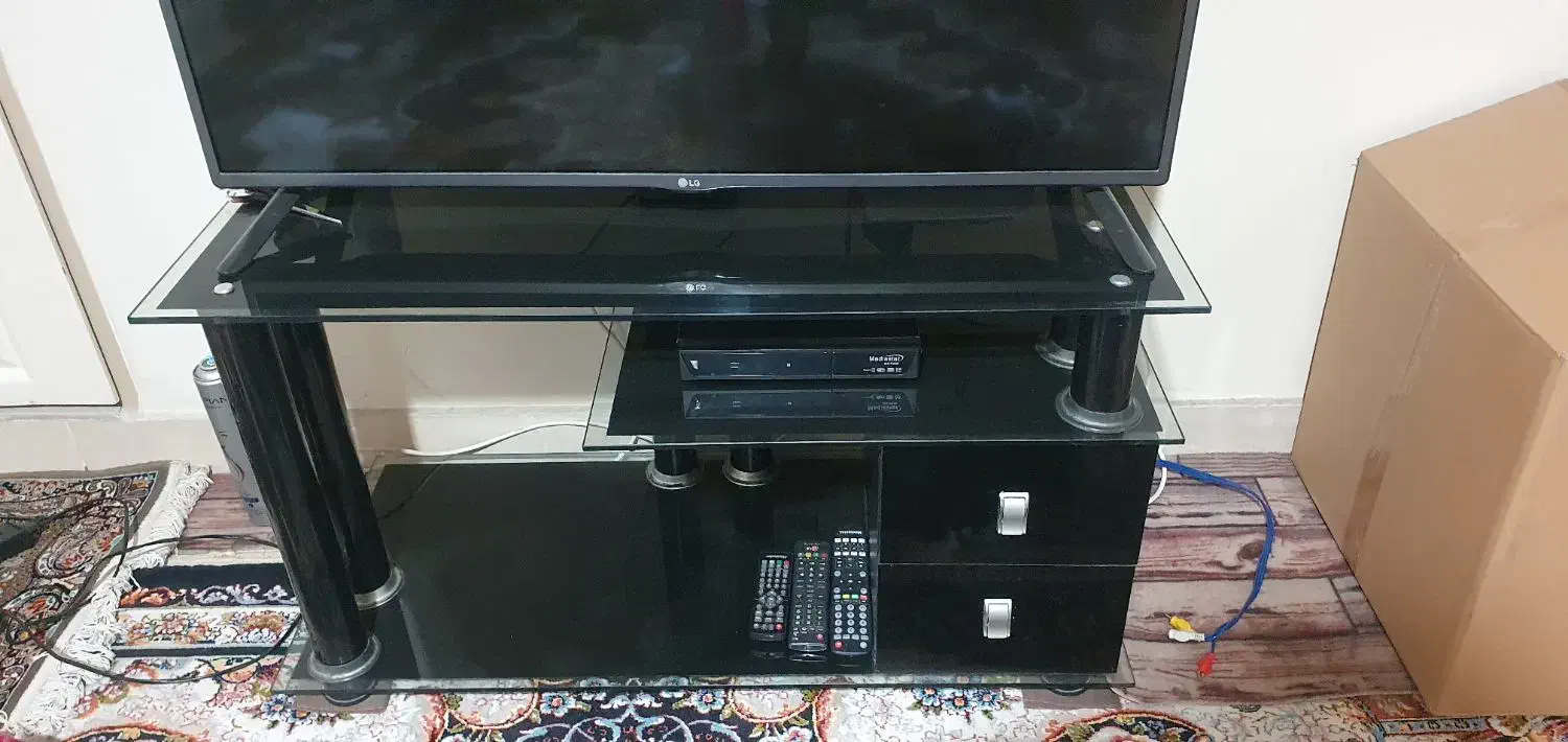 میز تلویزیون شیشه ای|میز تلویزیون|تهران, نیروی هوایی (پیروزی)|دیوار